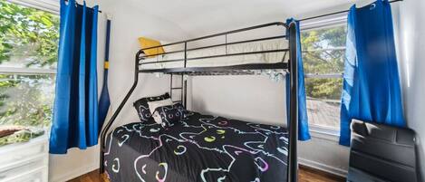 3 habitaciones, escritorio, tabla de planchar con plancha y wifi gratis