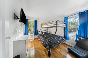 3 bedrooms, desk, iron/ironing board, free WiFi