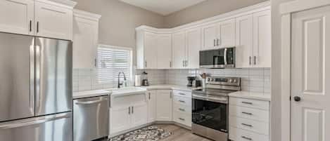 Réfrigérateur, micro-ondes, four, plaque de cuisson