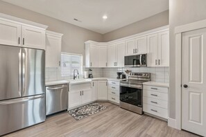 Kjøleskap, mikrobølgeovn, ovn og kokeplater