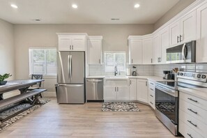 Kjøleskap, mikrobølgeovn, ovn og kokeplater