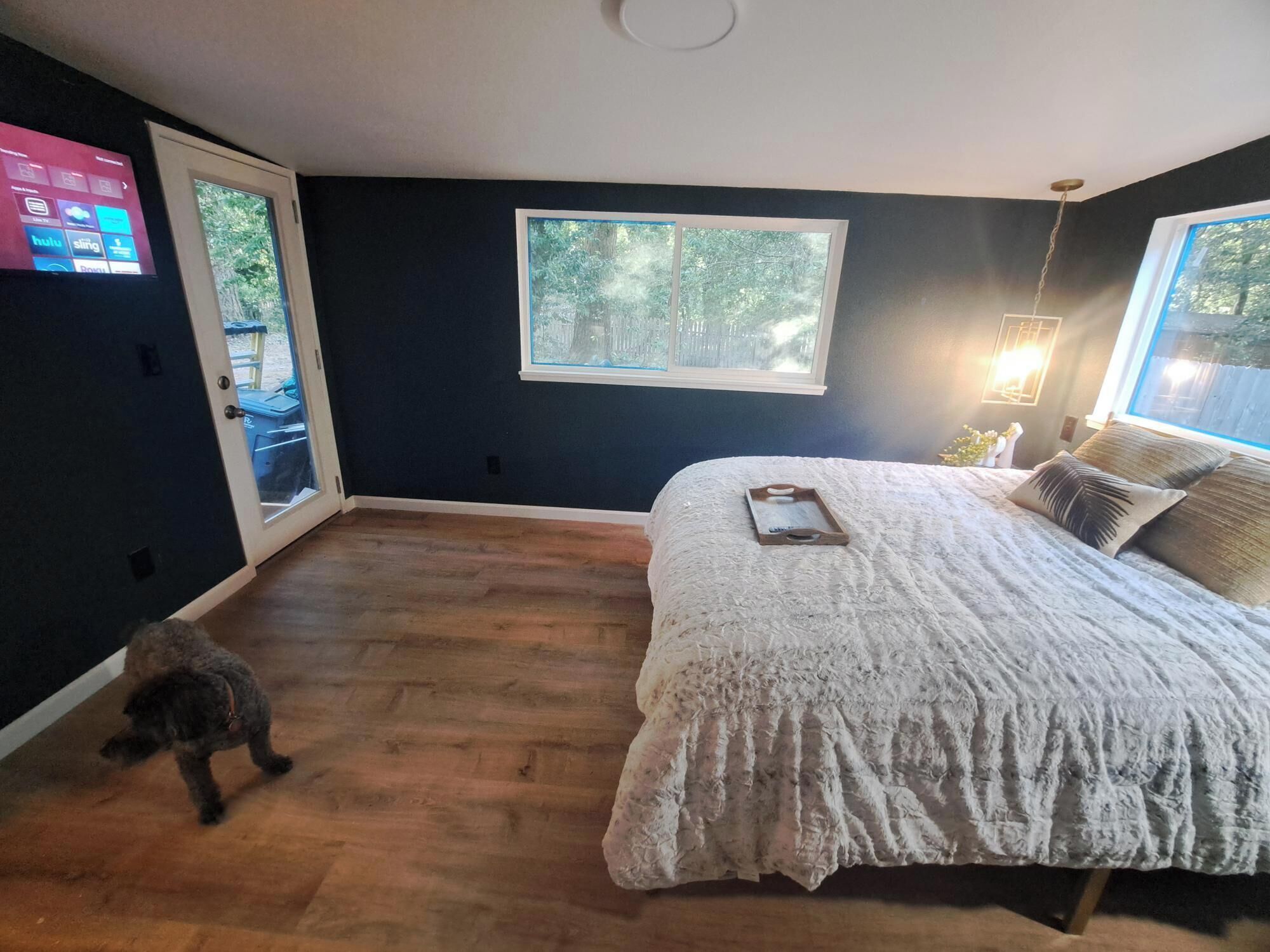 2 bedrooms, desk, WiFi, bed sheets
