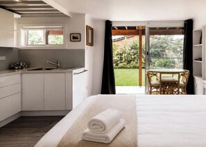 4 bedrooms, iron/ironing board, WiFi, bed sheets - Caves Cottage - gorgeous 180 degree ocean views (Caves Beach)