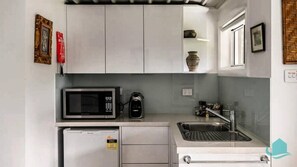 Een koelkast, een magnetron, een oven, een kookplaat