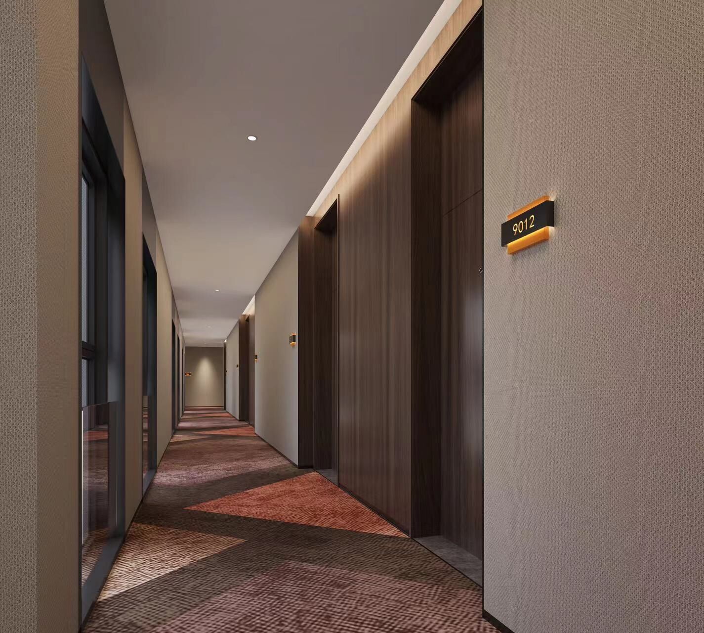 Un pasillo moderno de hotel con piso alfombrado, puertas de madera y un letrero que indica la habitación número 9012.