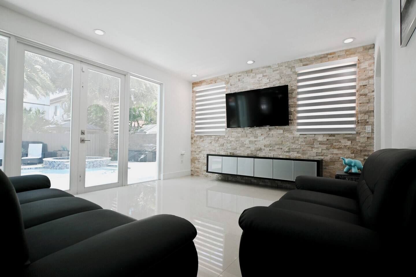 Een televisie en een tafeltennistafel