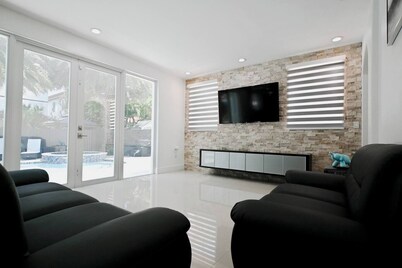 LuxOasis Getaway Heated Pool/ Minigolf/Beach/Chess