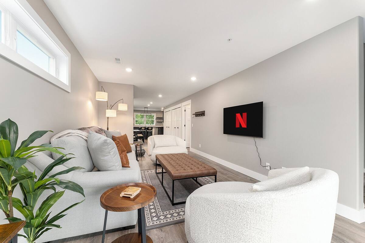 Apartamento Club, balcón, vistas al jardín | Zona de estar | Una televisión