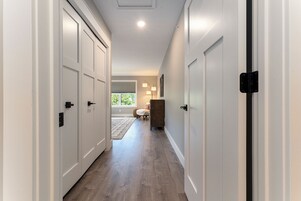 Skrifborð, vinnuaðstaða fyrir fartölvur, ókeypis þráðlaus nettenging