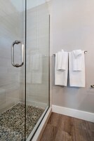 Ducha, toallas, jabón, shampoo