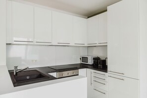 Fridge, microwave, oven, stovetop - Modern building 1BR in famous 19. district, with elevator, by Blueground (Vienna)
