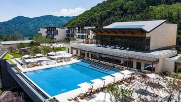 Una piscina al aire libre de temporada