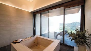 3 habitaciones, minibar, decoración personalizada y muebles diferentes