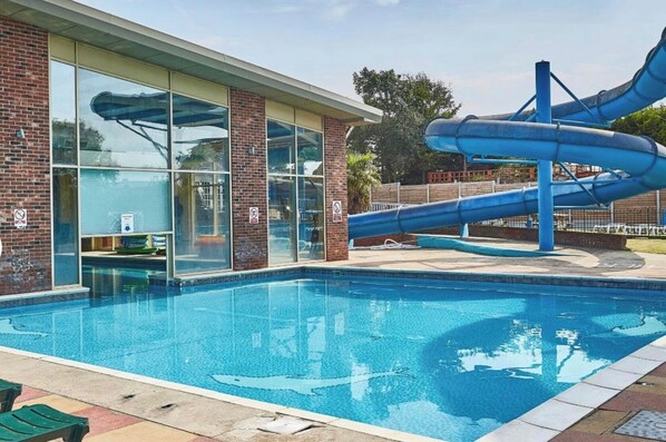 Pool - 3 Bedroom Caravan - Sleeps 8 - Parking, Wifi, Pool (Clacton-on-Sea)