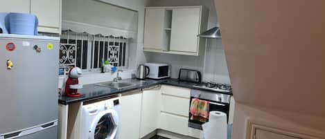 Refrigerador, microondas, horno, placa de cocina