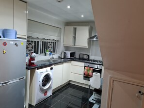 Fridge, microwave, oven, stovetop - 4Br-2Ensuite-10minCentralLondon-Sleeps11-Parking (London)