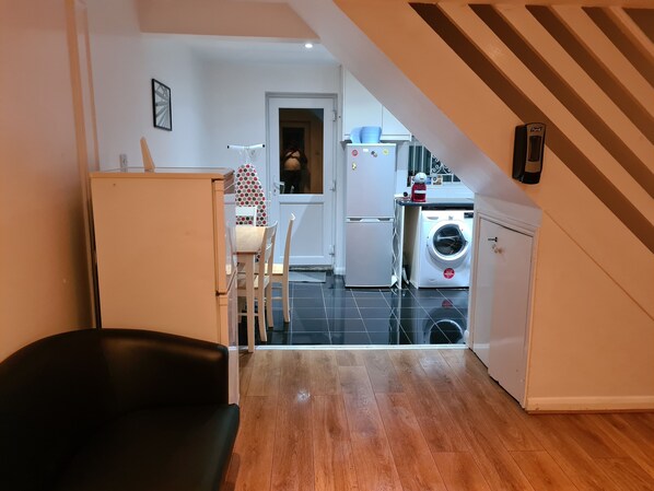 Interior - 4Br-2Ensuite-10minCentralLondon-Sleeps11-Parking (London)
