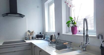 Free Parking/WiFi, 3 Beds sleep 6 near Uni & Town!