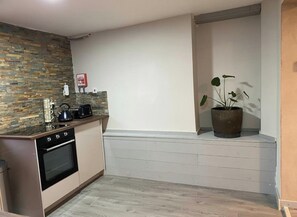 Geladeira, micro-ondas, fogão, cooktop