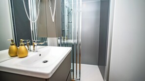 Douche, séchoir à cheveux, serviettes fournies