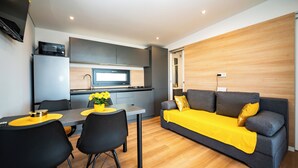 Eine moderne Wohnung mit Küche, Essbereich und Wohnzimmer.