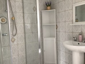 Douche, serviettes fournies