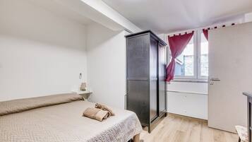 1 bedroom, bed sheets