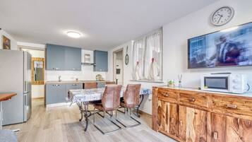 Fridge, oven, stovetop, cookware/dishes/utensils