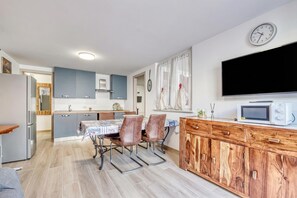 Frigorífico, horno, placa de cocina y utensilios de cocina