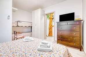 1 bedroom, bed sheets - Merlo C - Center & Private Parking, Ceriale, Italy (Ceriale)