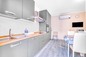 Fridge, oven, stovetop, cookware/dishes/utensils