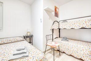 1 bedroom, bed sheets - Merlo C - Center & Private Parking, Ceriale, Italy (Ceriale)