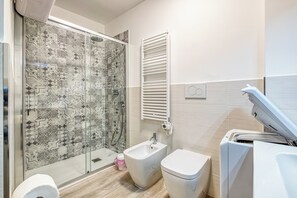 Shower, hair dryer, bidet, towels - Merlo C - Center & Private Parking, Ceriale, Italy (Ceriale)