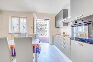Fridge, oven, stovetop, cookware/dishes/utensils - Merlo C - Center & Private Parking, Ceriale, Italy (Ceriale)