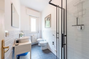 Regadera, secadora de cabello, bidet, toallas