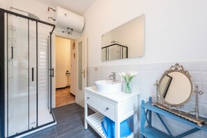 Dusche, Haartrockner, Bidet, Handtücher