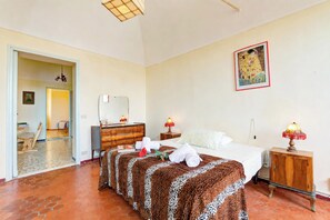 3 bedrooms, iron/ironing board, free WiFi, bed sheets