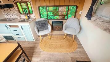 Kylskåp, spishäll, grytor/köksredskap och pappersservetter