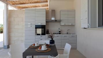 Frigorifero, microonde, forno, piano cottura