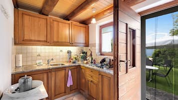 Køleskab, kogeplade, kaffe-/temaskine, køkkentøj/tallerkener/redskaber