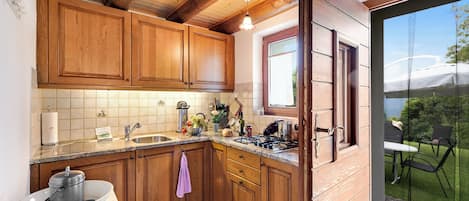 冷蔵庫、コンロ、コーヒー / ティーメーカー、調理器具と食器