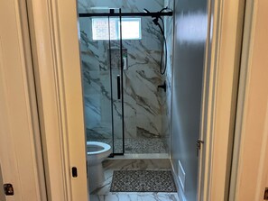 Dusche, Haartrockner, Handtücher, Seife