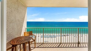 Ein Balkon mit Blick auf Strand und Meer.