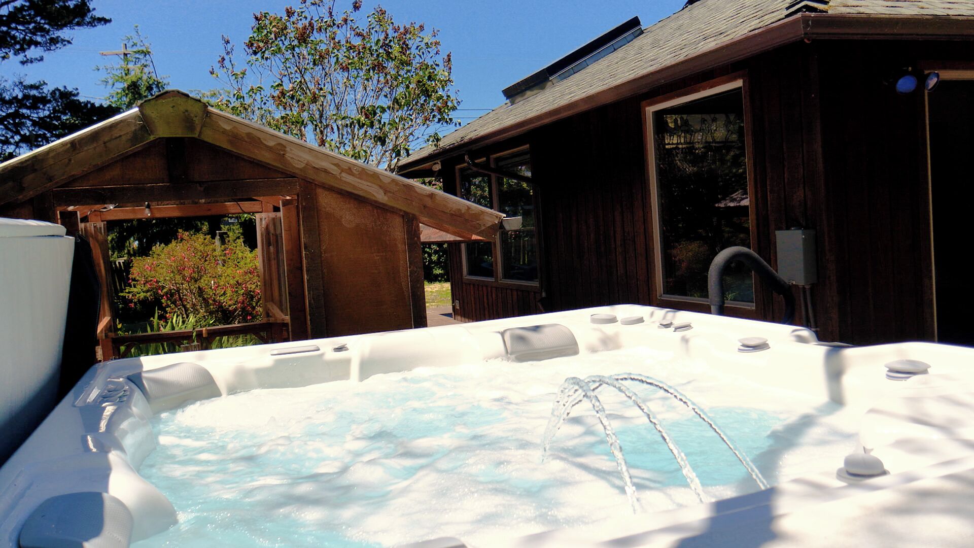 Gourmet kitchen, fenced yard, saltwater hot tub, steps to beach, dog-focused!
