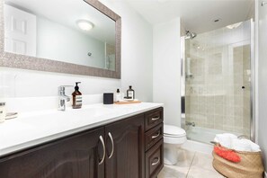 Dusche, Haartrockner, Bidet, Handtücher