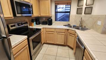 Een koelkast, een magnetron, een oven, een kookplaat