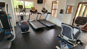 Ett gym med löpband, crosstrainers och en motionscykel.