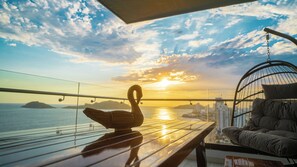Departamento Deluxe, vista a la playa | Área de sala de estar | Televisión de pantalla plana