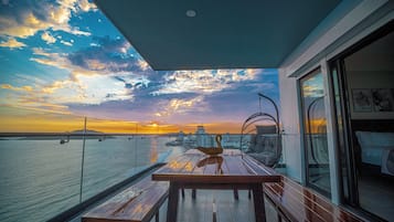 Deluxe Apartment, Beach View | Living area