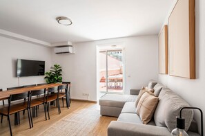 TV, offices - Eixample 4BD 2BTh with private Terrace (Barcelona)